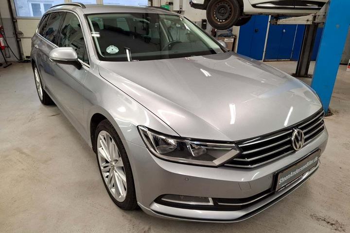 Grå VW Passat fra 2018 set udefra