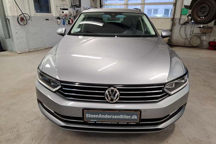 Grå VW Passat fra 2018
