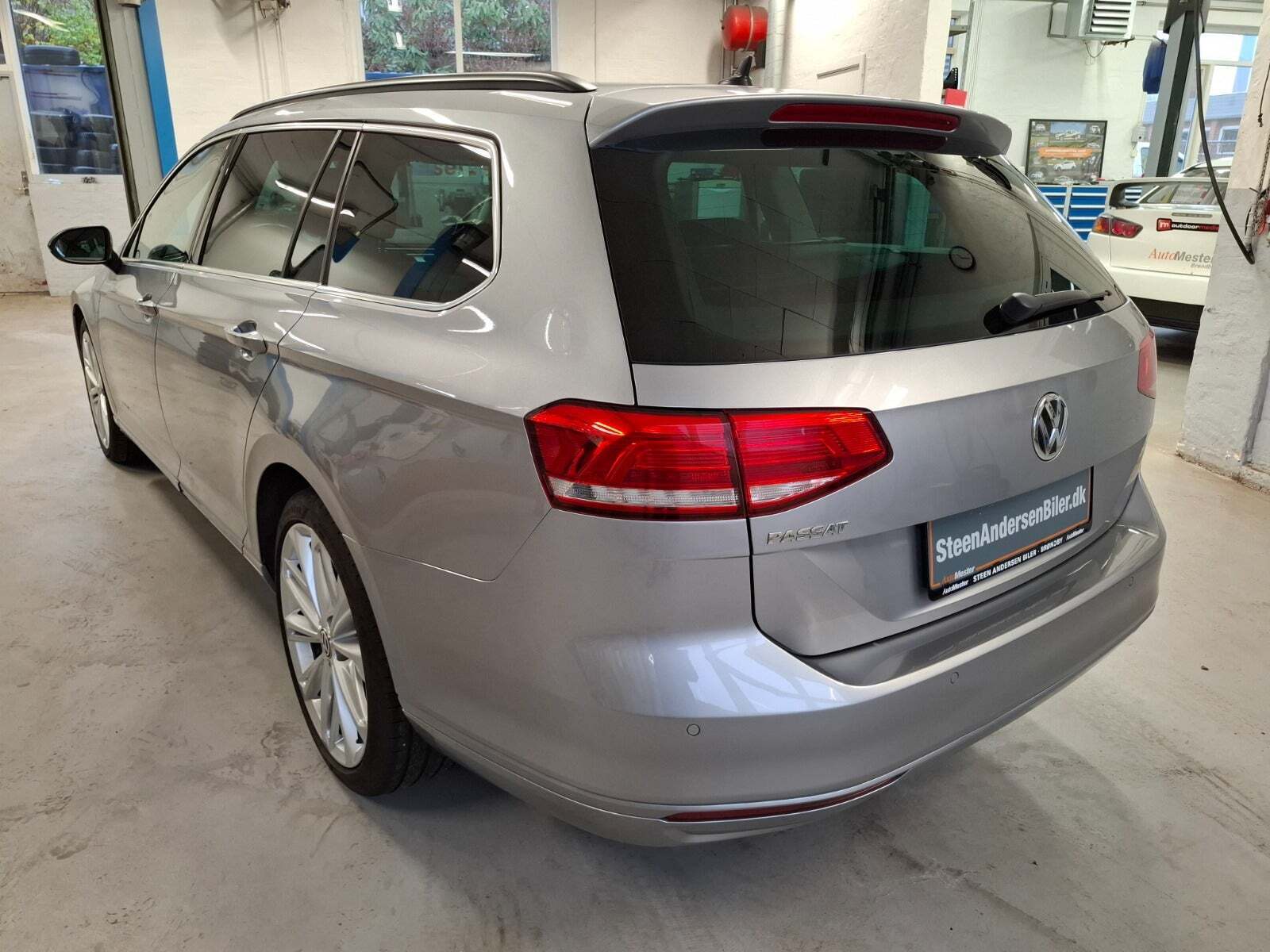Grå VW Passat fra 2018