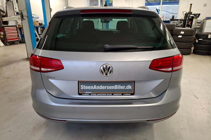 Grå VW Passat fra 2018