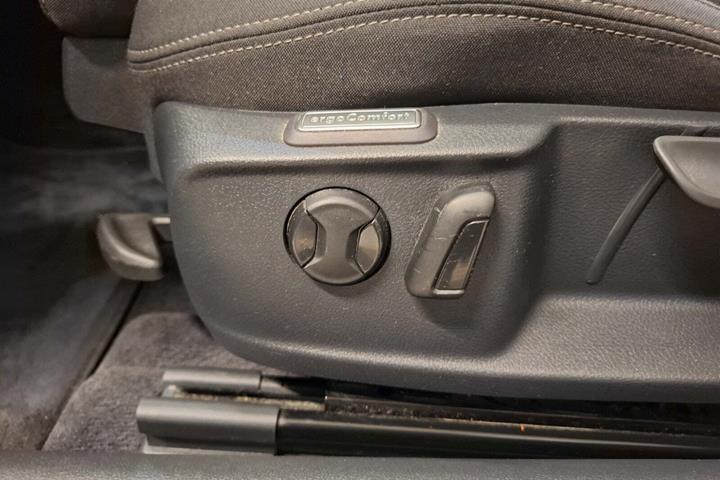 Grå VW Passat fra 2018