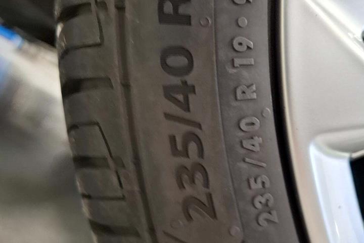 Grå VW Passat fra 2018