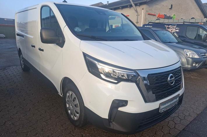 Hvid Nissan Primastar fra 2024 set udefra