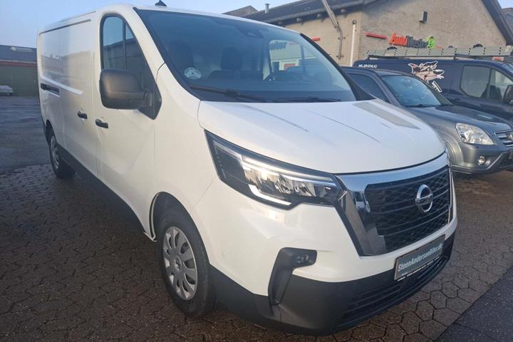 Hvid Nissan Primastar fra 2024 set udefra