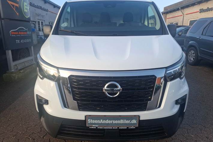Hvid Nissan Primastar fra 2024