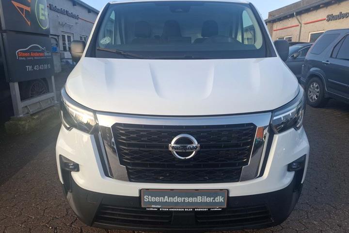 Hvid Nissan Primastar fra 2024 set udefra