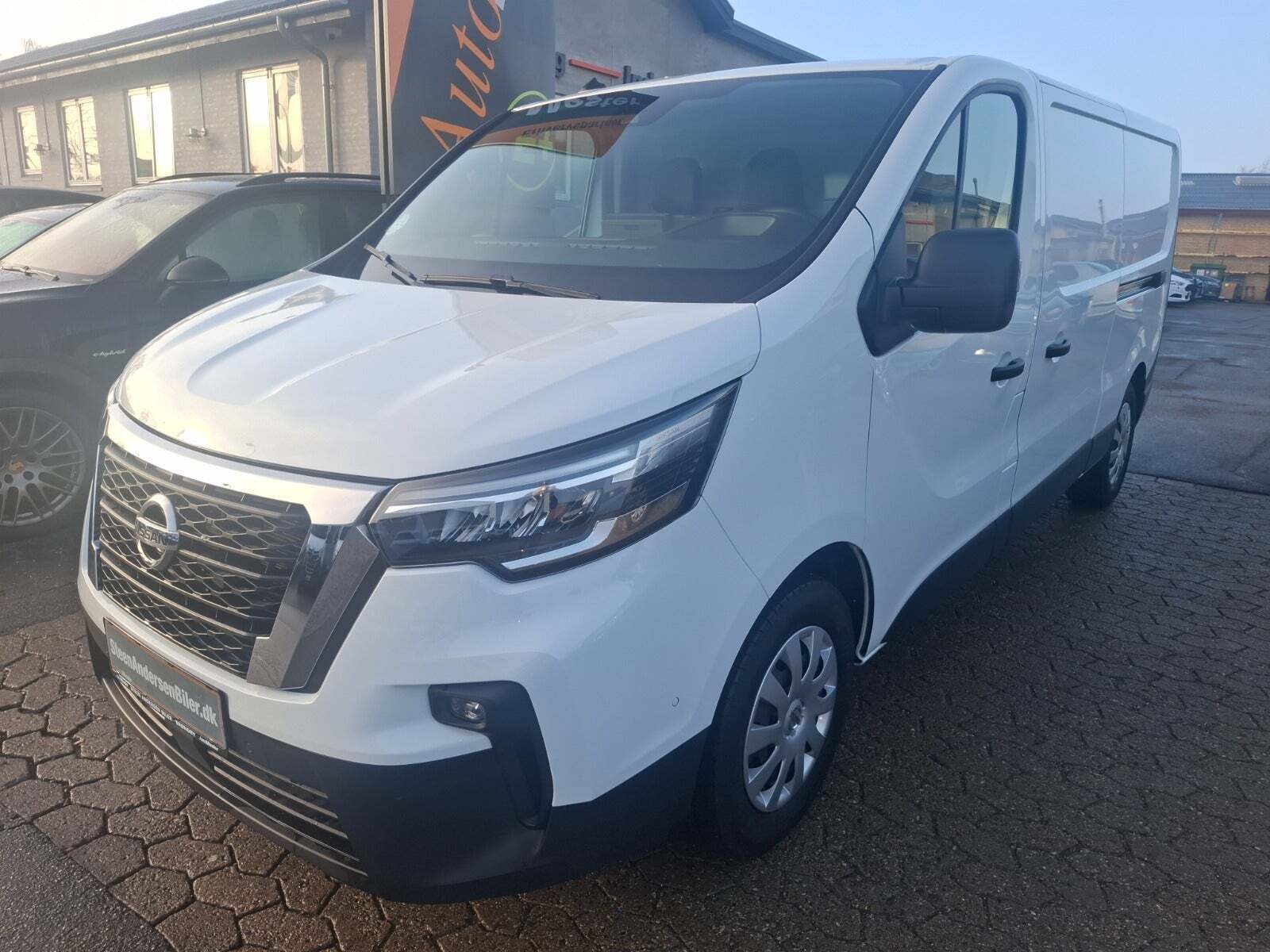 Hvid Nissan Primastar fra 2024 set udefra