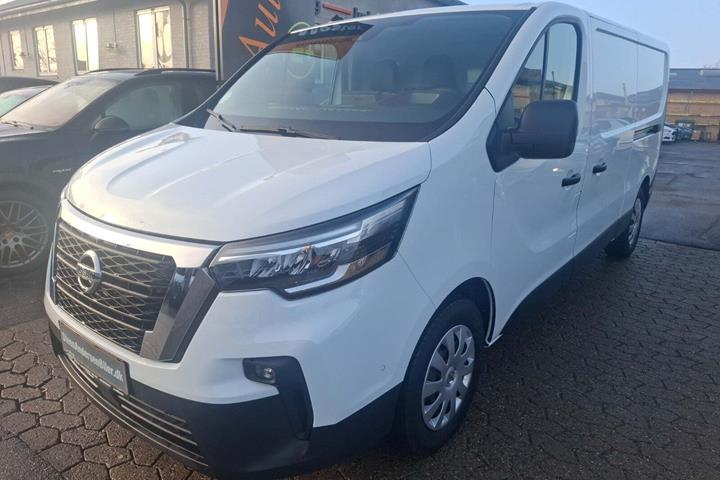 Hvid Nissan Primastar fra 2024 set udefra
