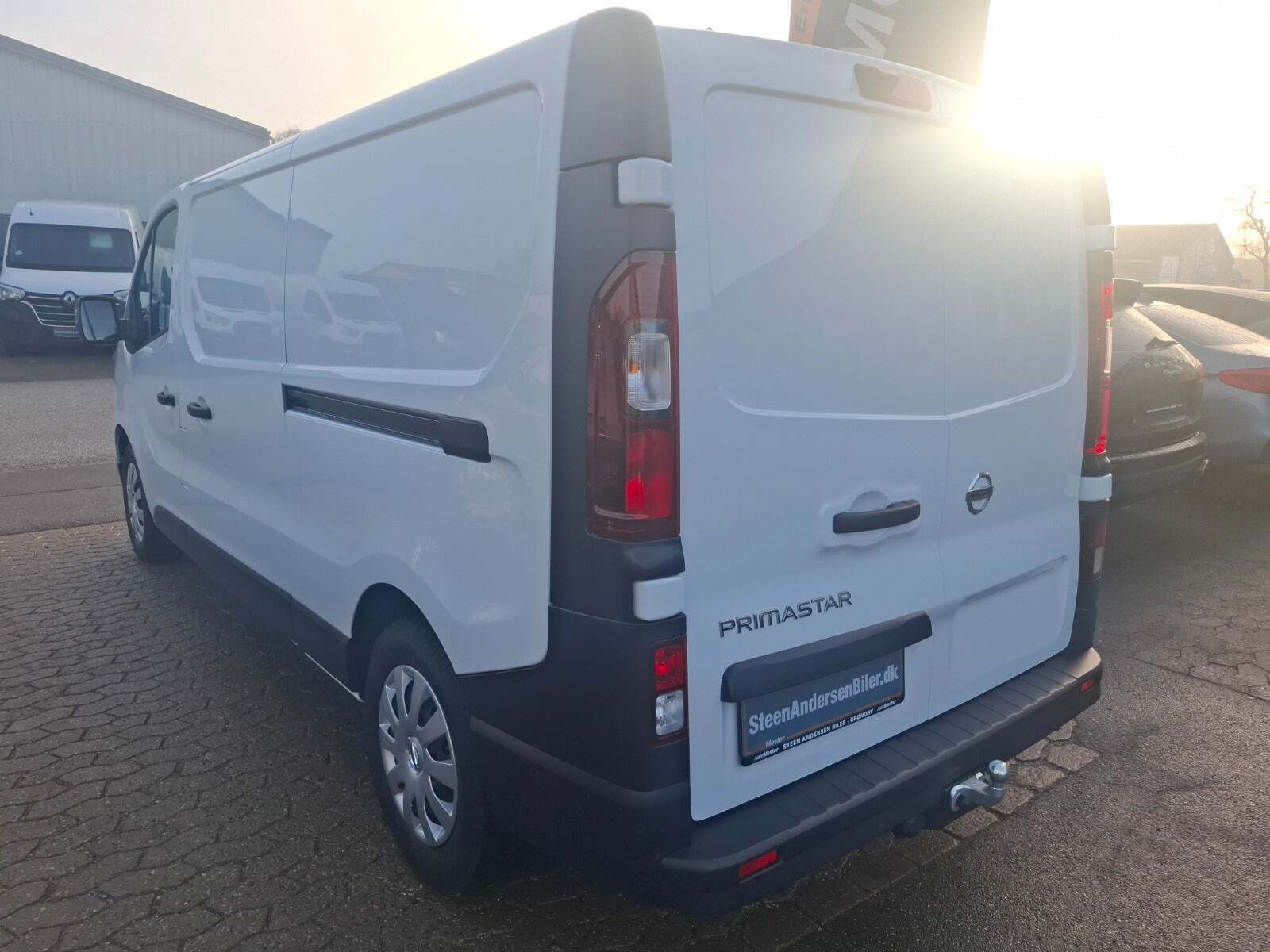 Hvid Nissan Primastar fra 2024 set udefra
