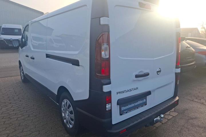 Hvid Nissan Primastar fra 2024 set udefra