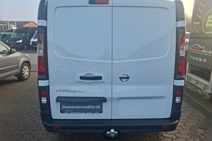 Hvid Nissan Primastar fra 2024 set udefra
