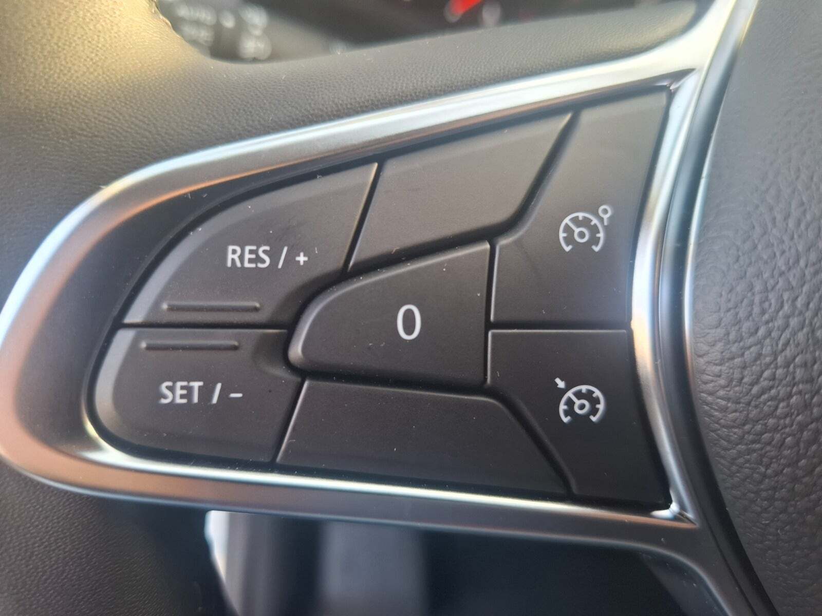 Hvid Nissan Primastar fra 2024 set indefra