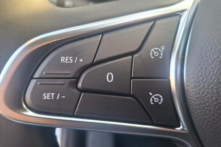 Hvid Nissan Primastar fra 2024 set indefra