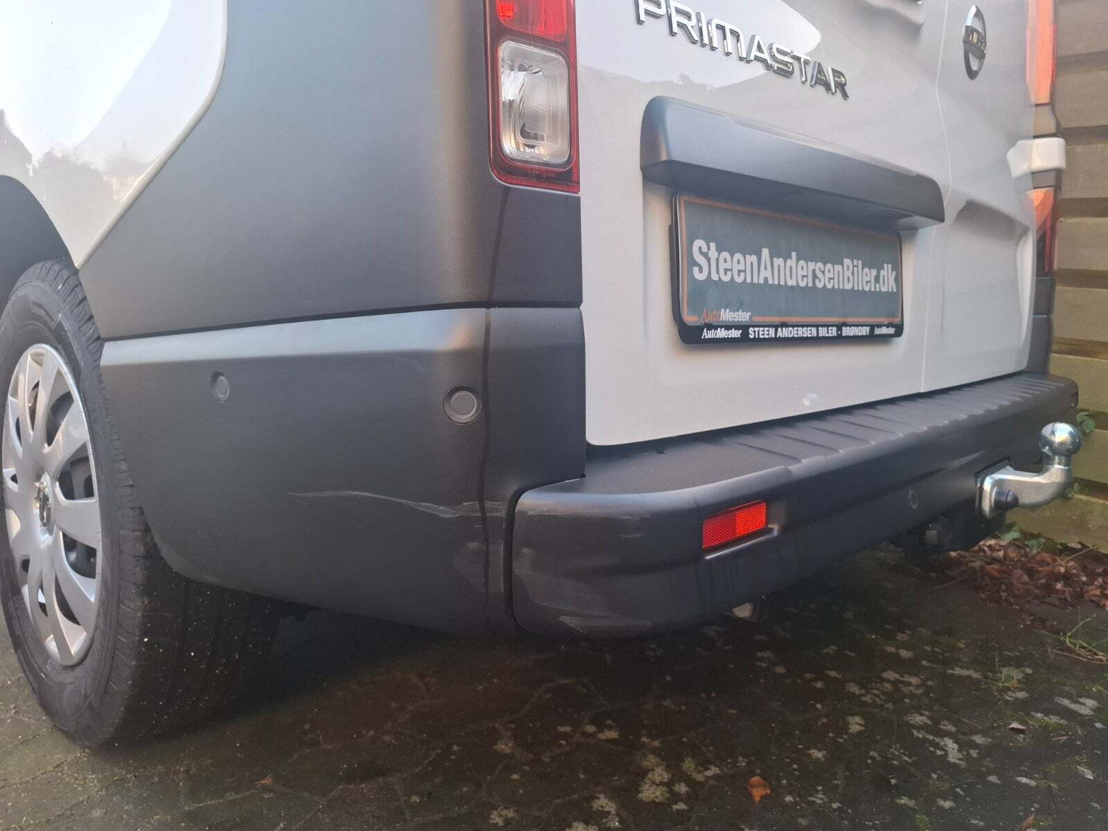 Hvid Nissan Primastar fra 2024