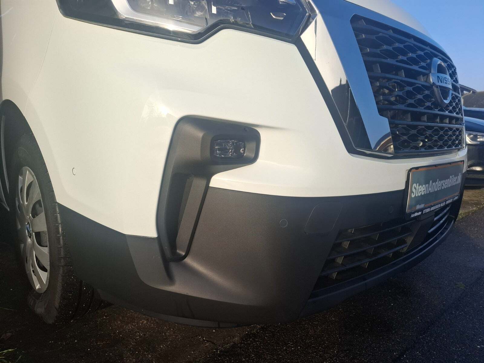 Hvid Nissan Primastar fra 2024