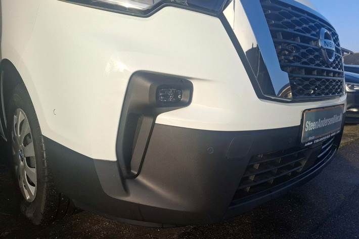 Hvid Nissan Primastar fra 2024