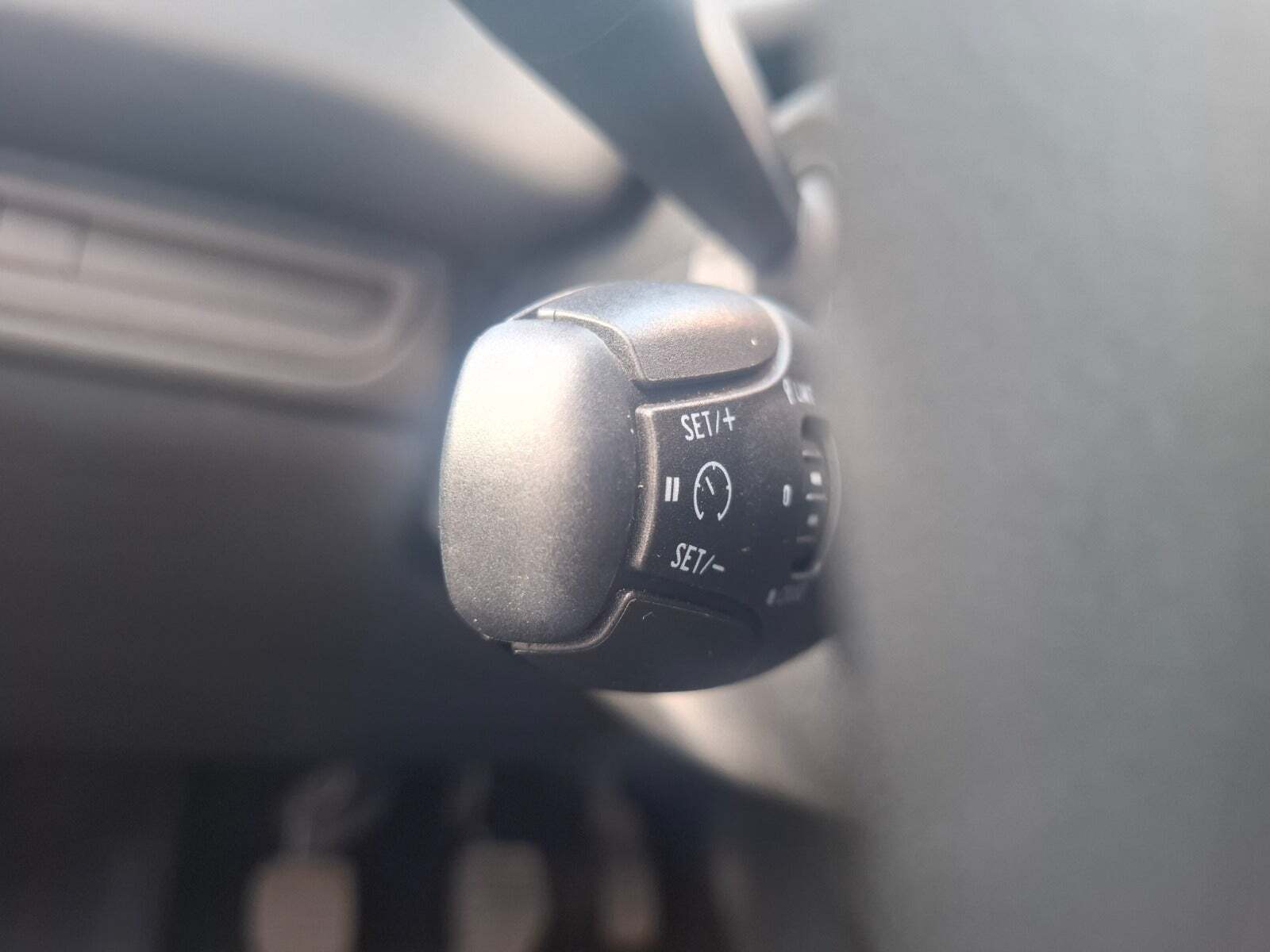 Blå Peugeot 208 fra 2016