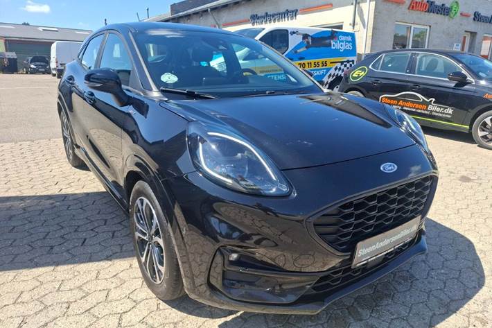 Sort Ford Puma fra 2021 set udefra