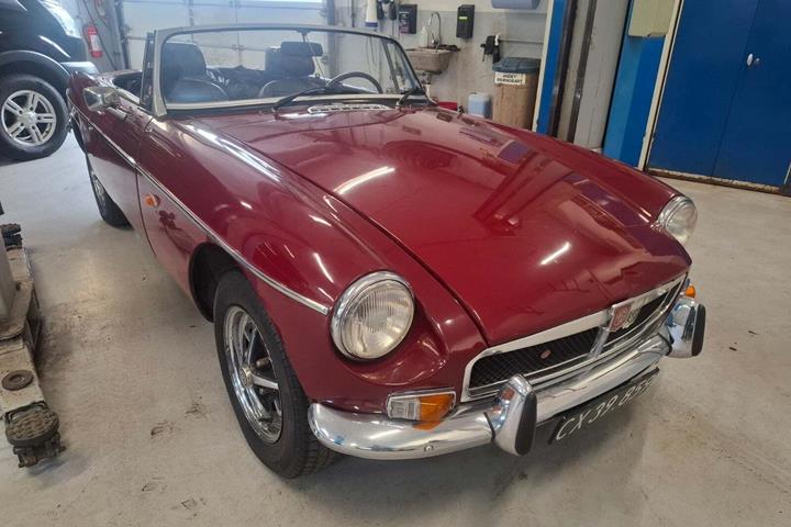 Rød MG B fra 1973 set udefra