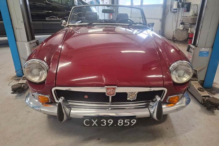 Rød MG B fra 1973 set udefra