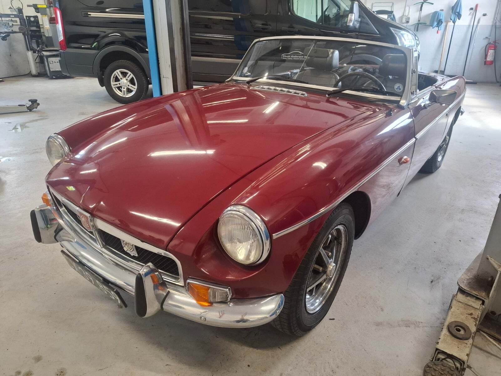 Rød MG B fra 1973 set udefra