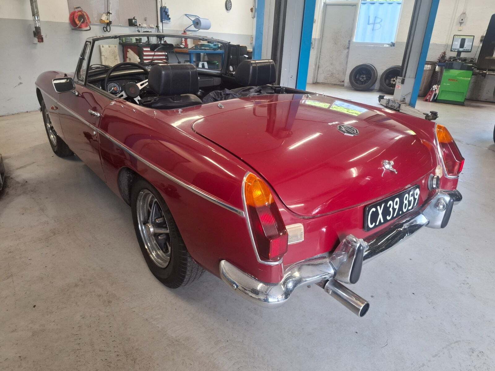 Rød MG B fra 1973 set udefra