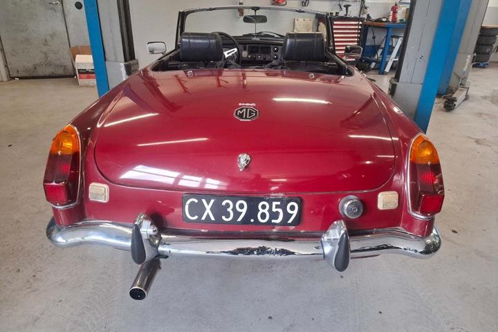 Rød MG B fra 1973 set udefra