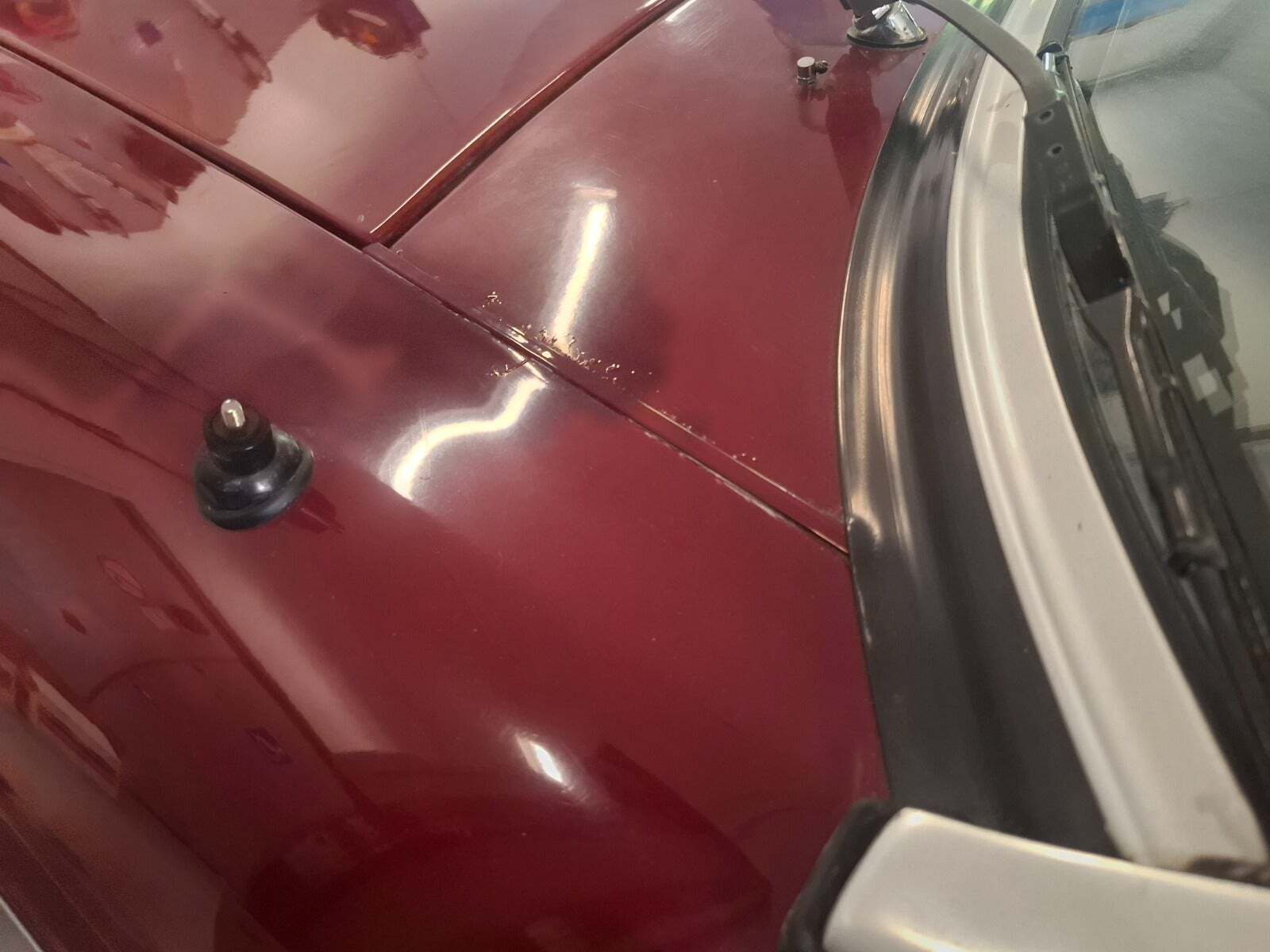 Rød MG B fra 1973 set udefra