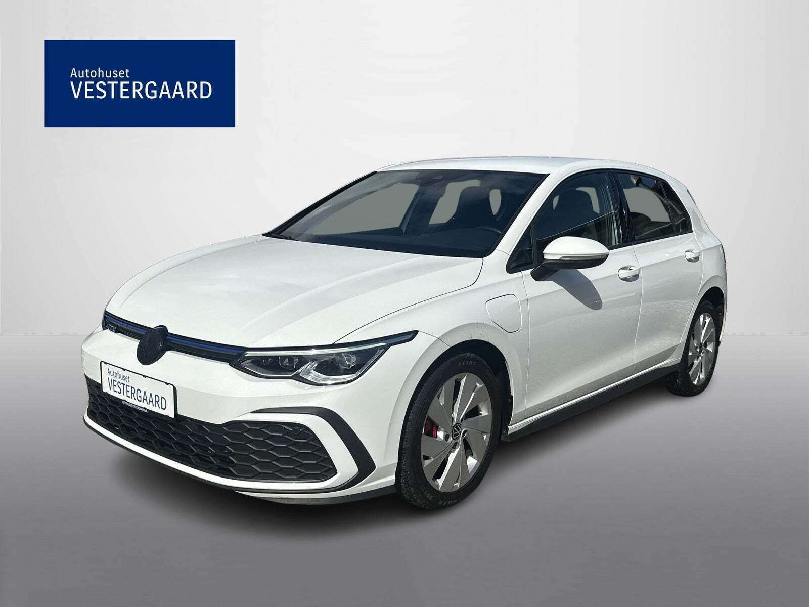 Hvid VW Golf VIII fra 2021 set udefra