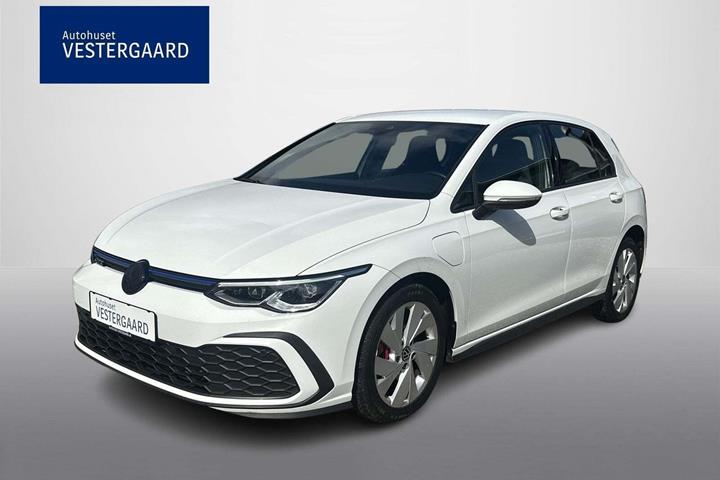 Hvid VW Golf VIII fra 2021 set udefra