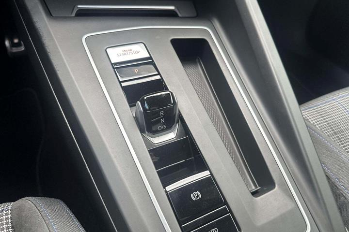 Hvid VW Golf VIII fra 2021