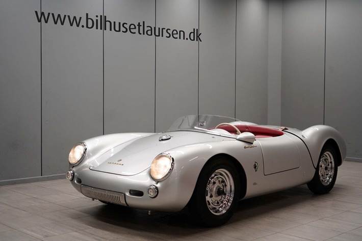 Sølv Porsche 550 fra 1956 set udefra