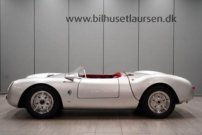 Sølv Porsche 550 fra 1956 set udefra