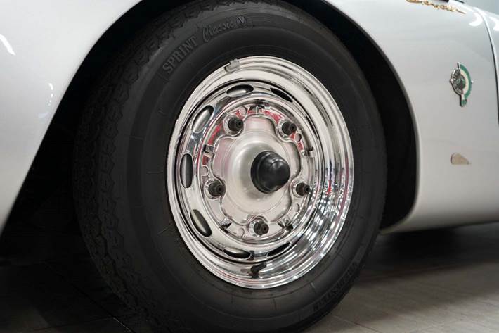 Sølv Porsche 550 fra 1956 set udefra