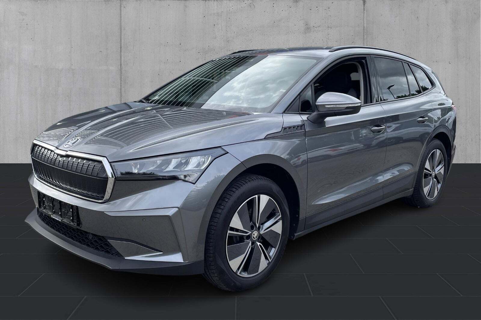 Grå Skoda Enyaq fra 2023 set udefra