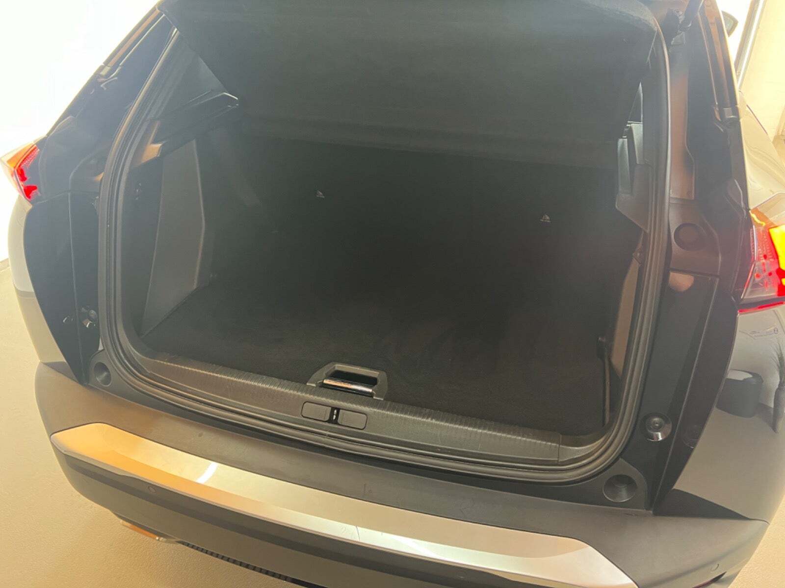 Sort Peugeot 2008 fra 2020