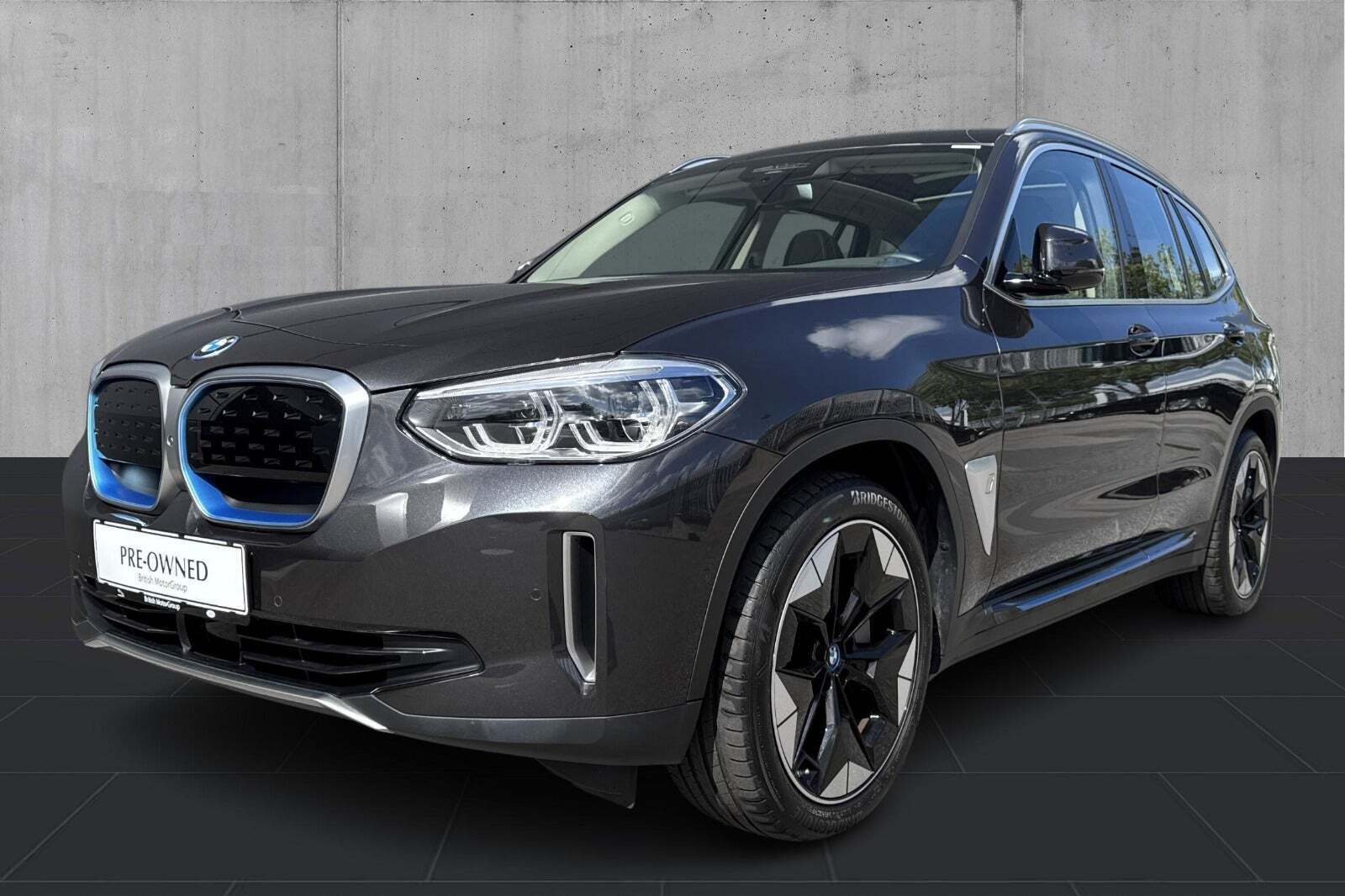 Grå BMW iX3 fra 2021 set udefra