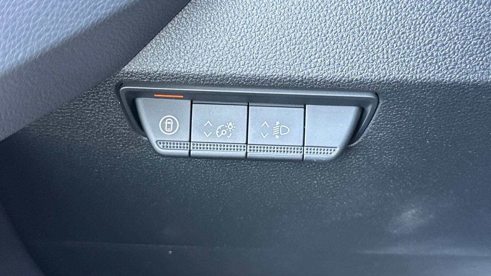 Hvid Renault Master V T33 fra 2025 set indefra