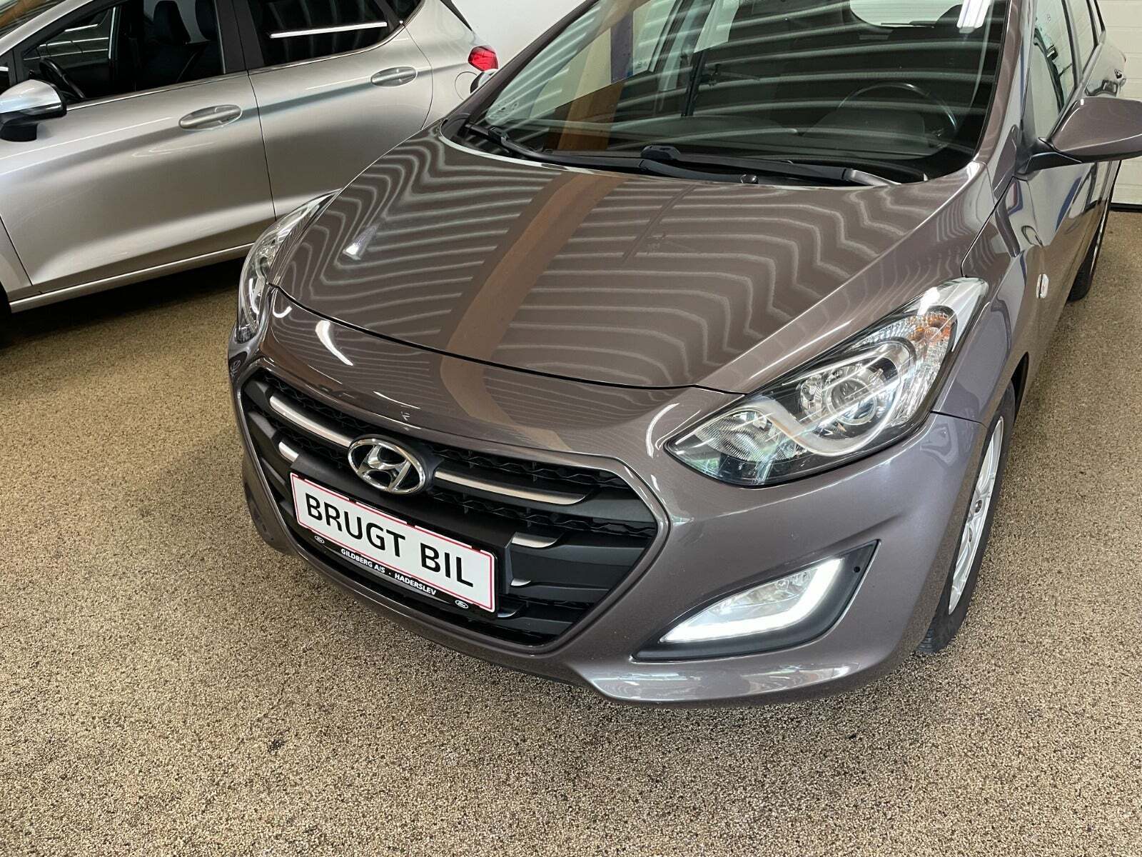 Grå Hyundai i30 fra 2015