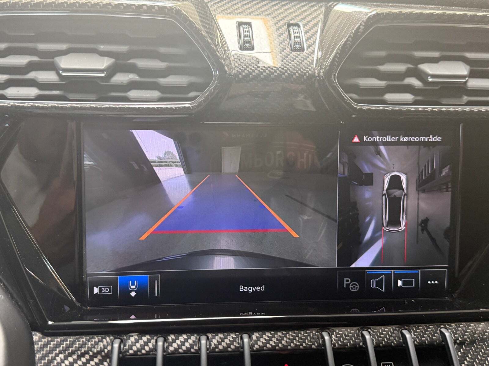 Grå Lamborghini Urus fra 2024