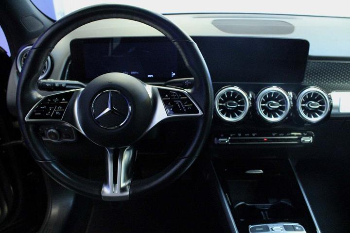Sort Mercedes EQB300 fra 2024