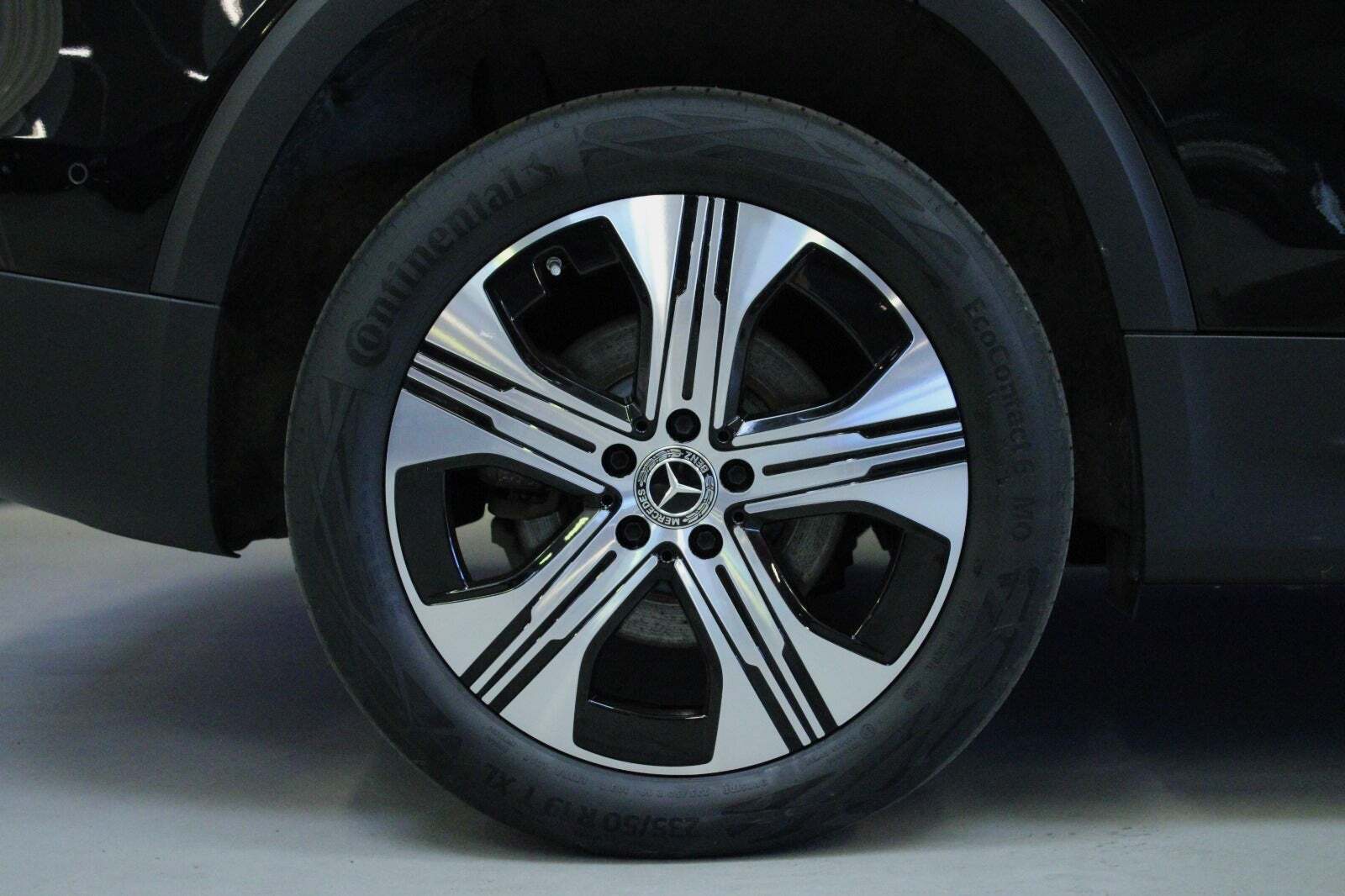 Sort Mercedes EQB300 fra 2024