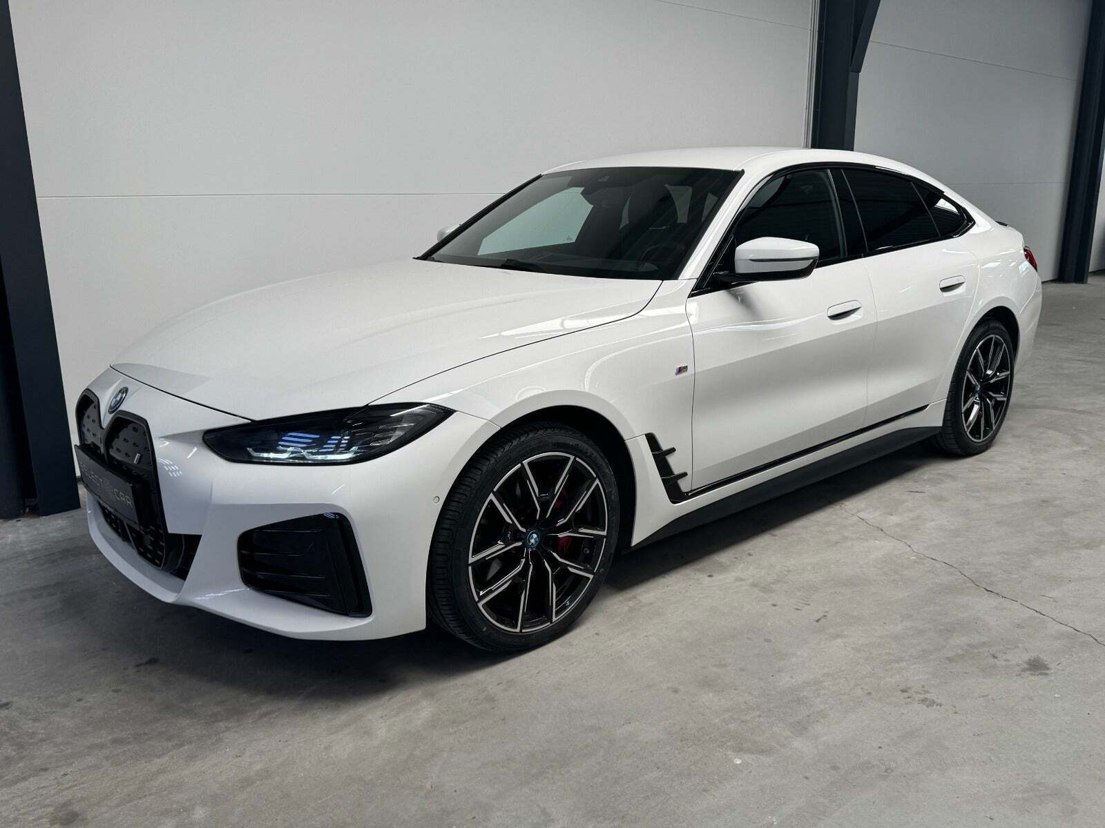 Hvid BMW i4 fra 2023 set udefra