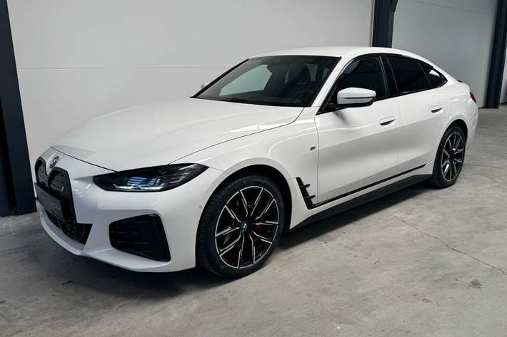 Hvid BMW i4 fra 2023 set udefra