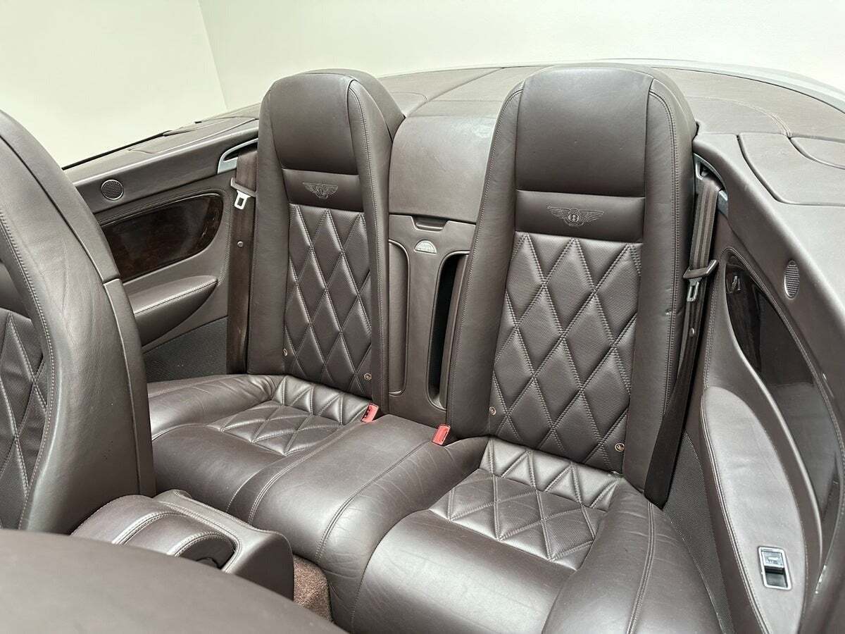 Grå Bentley Continental GTC fra 2009