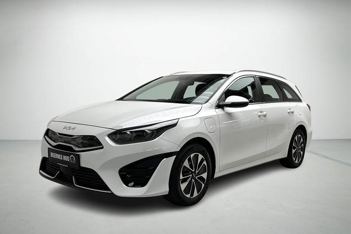 Hvid Kia Ceed fra 2023 set udefra