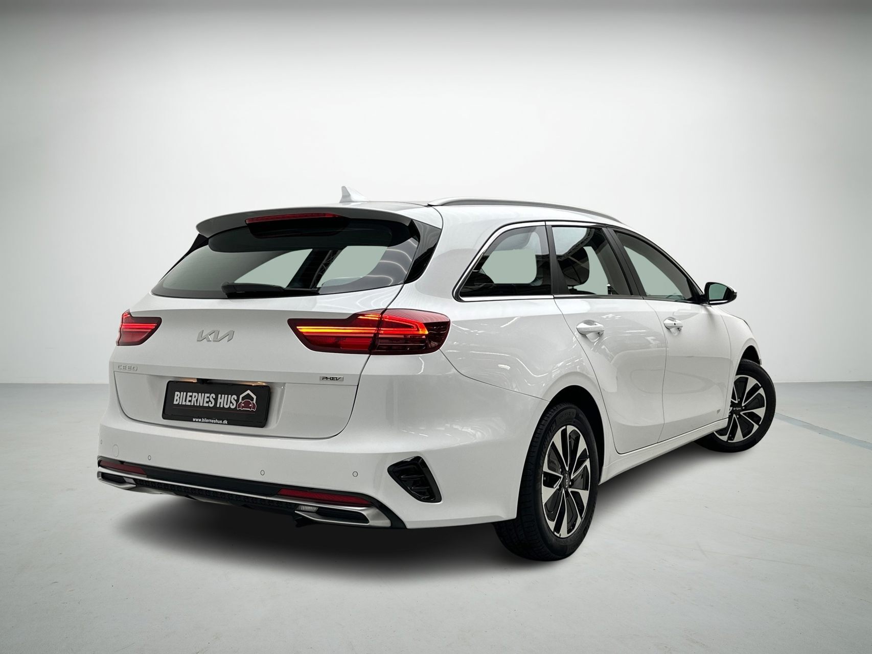 Hvid Kia Ceed fra 2023