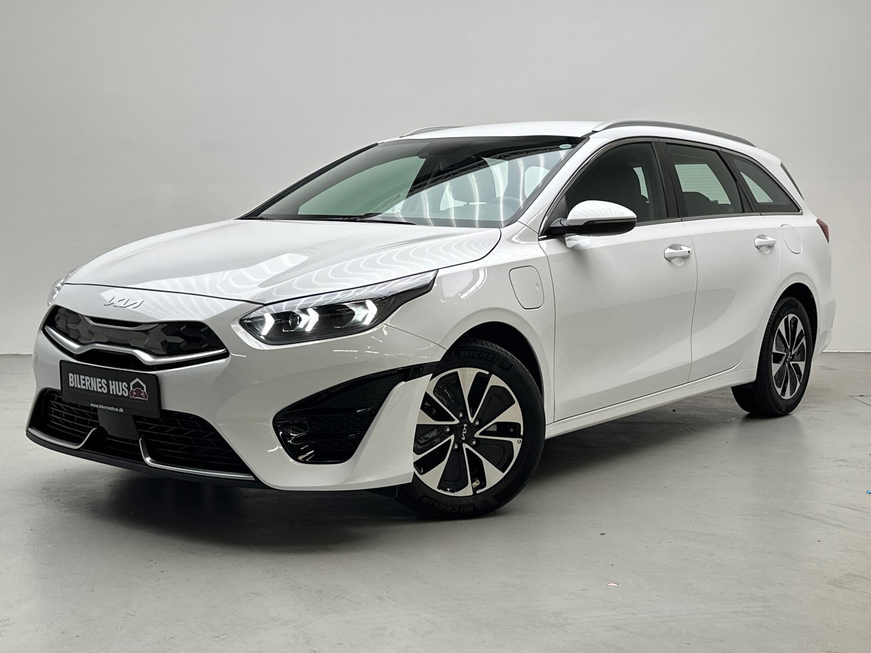 Hvid Kia Ceed fra 2023