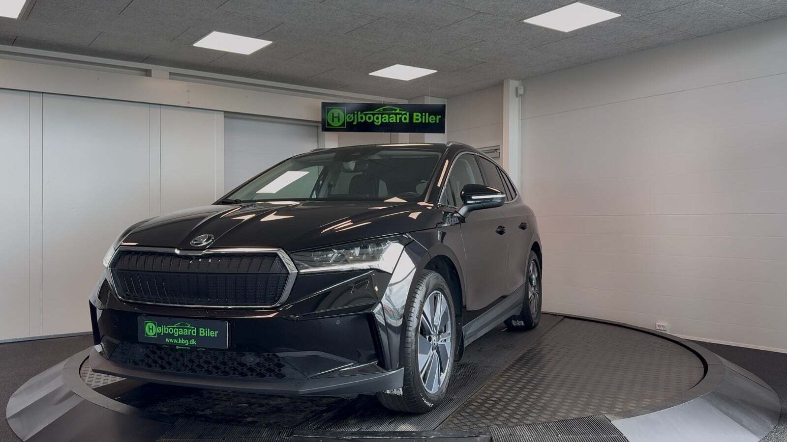 Sort Skoda Enyaq fra 2022 set udefra