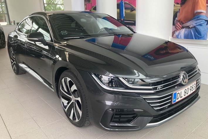 Grå VW Arteon fra 2018 set udefra